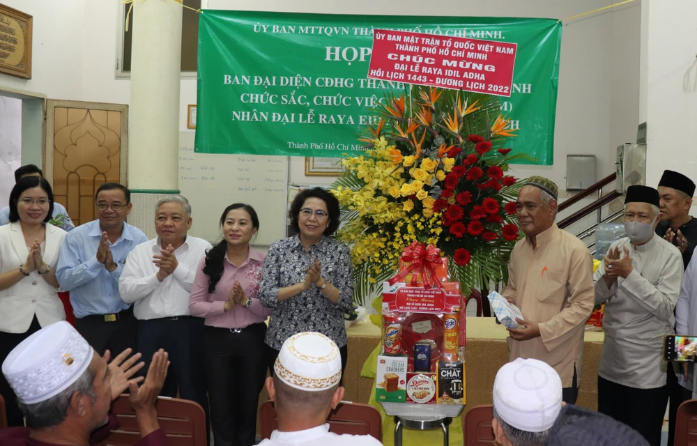 Đồng chí Tô Thị Bích Châu gửi hoa chúc mừng đến cộng đồng Hồi giáo Islam nhân Đại lễ Raya Idil Adha