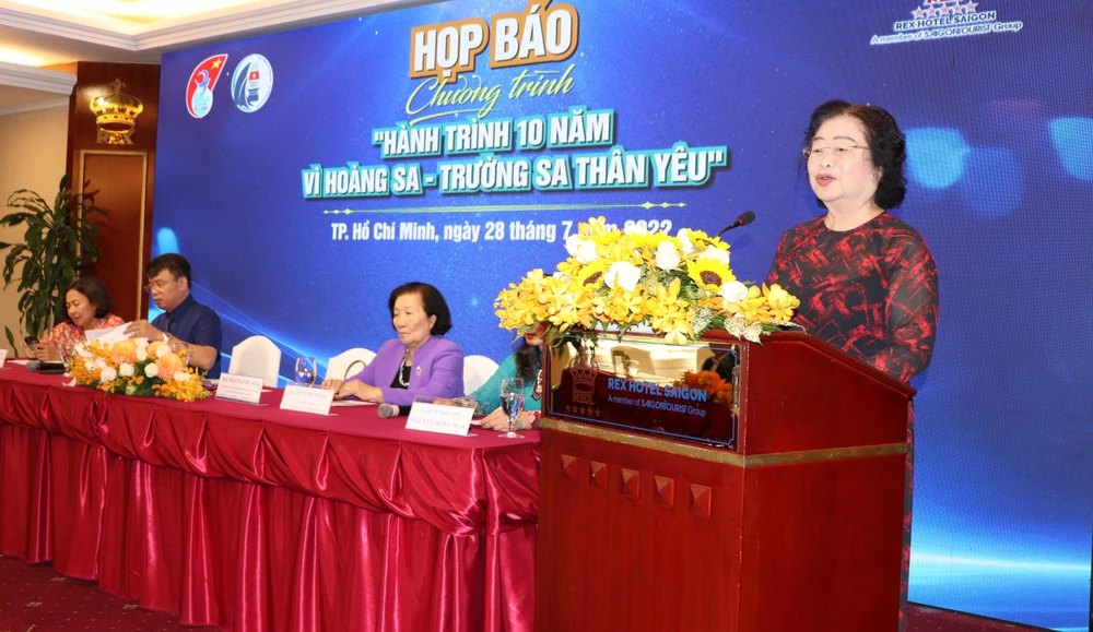 Bà Trương Mỹ Hoa phát biểu tại buổi họp báo