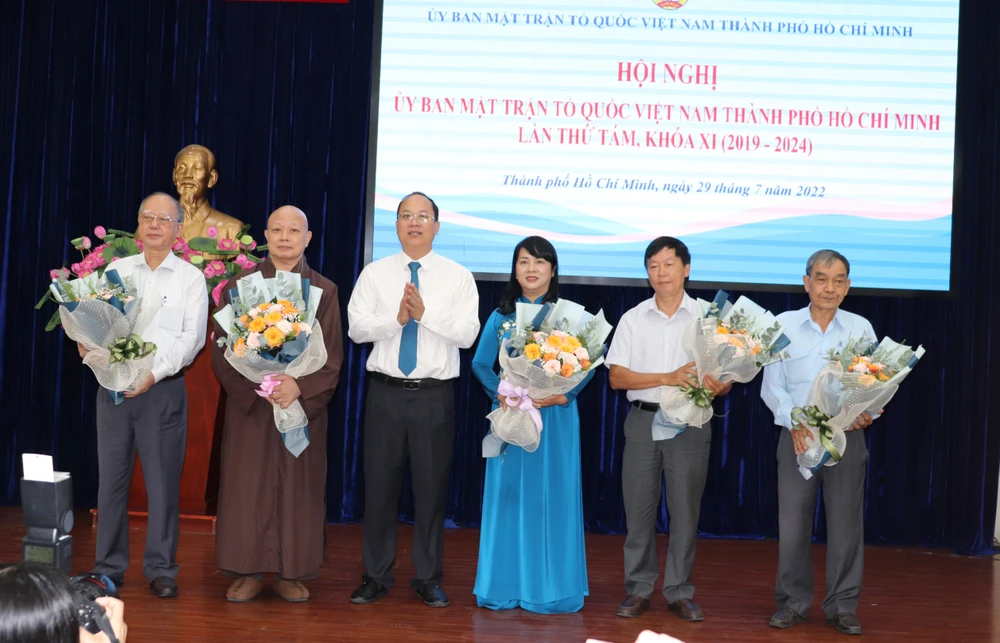 Phó Bí thư Thành ủy TPHCM Nguyễn Hồ Hải chúc mừng đồng chí Trần Kim Yến và các ủy viên Ủy ban MTTQ Việt Nam TPHCM
