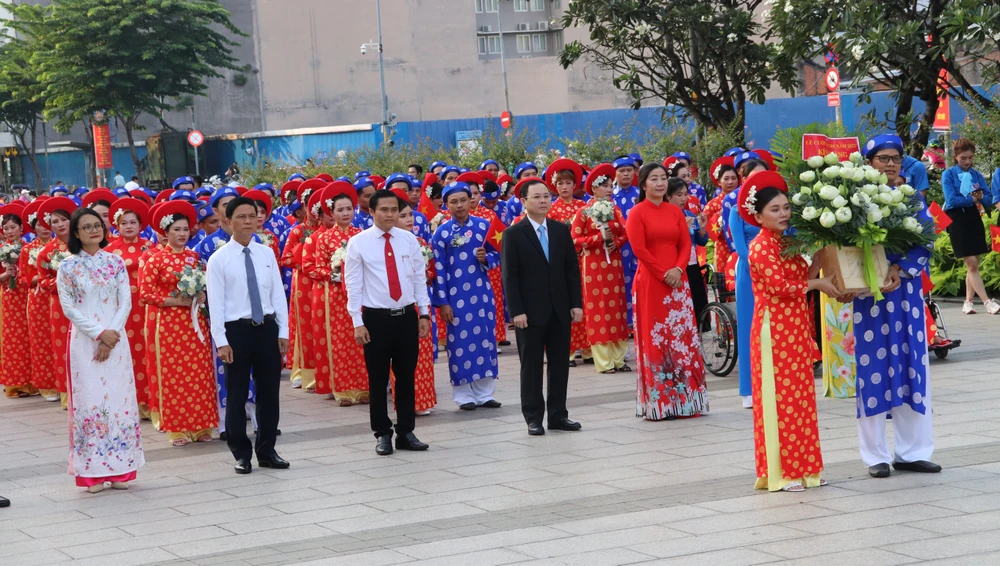 Lãnh đạo TPHCM cùng các cặp đôi dâng hoa lên Chủ tịch Hồ Chí Minh