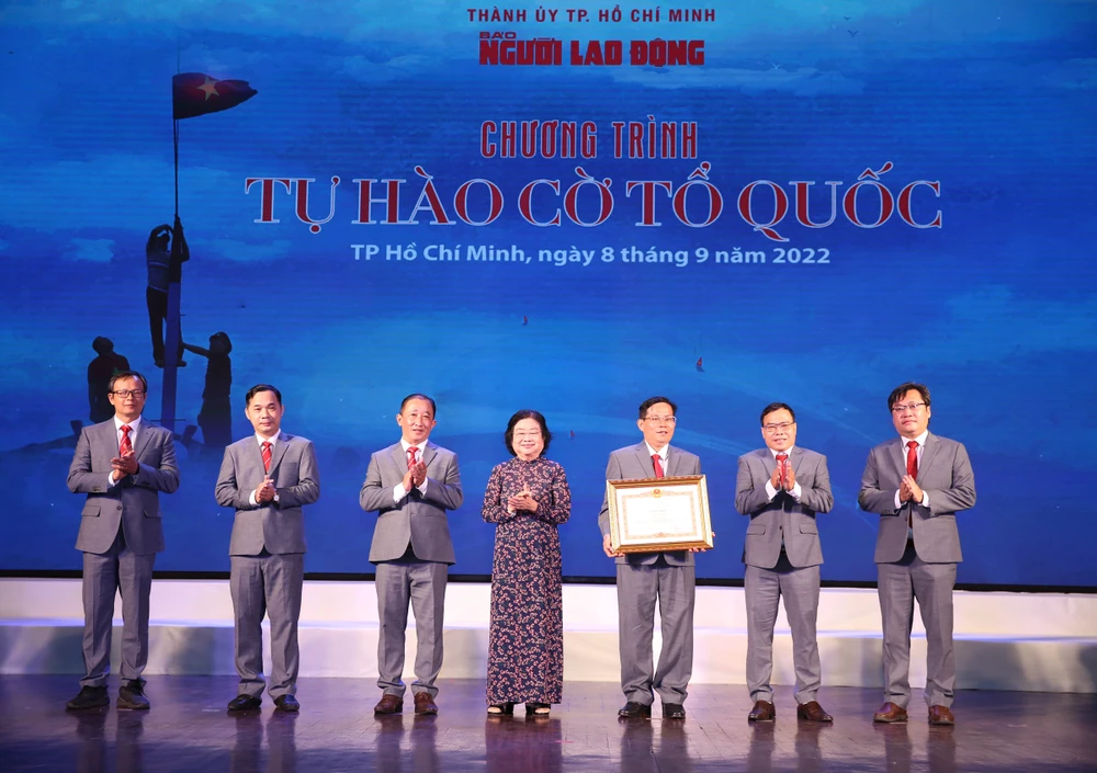 Đồng chí Trương Mỹ Hoa trao Bằng khen của Thủ tướng Chính phủ cho tập thể Báo Người Lao Động