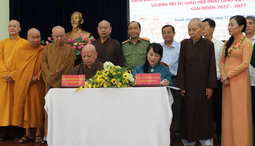 Đồng chí Trần Kim Yến và Hòa thượng Thích Lệ Trang đại diện 2 đơn vị ký chương trình phối hợp giai đoạn 2022-2027