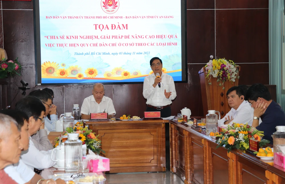 Phó Trưởng Ban Dân vận Thành ủy TPHCM Ngô Văn Luận trao đổi tại buổi tọa đàm
