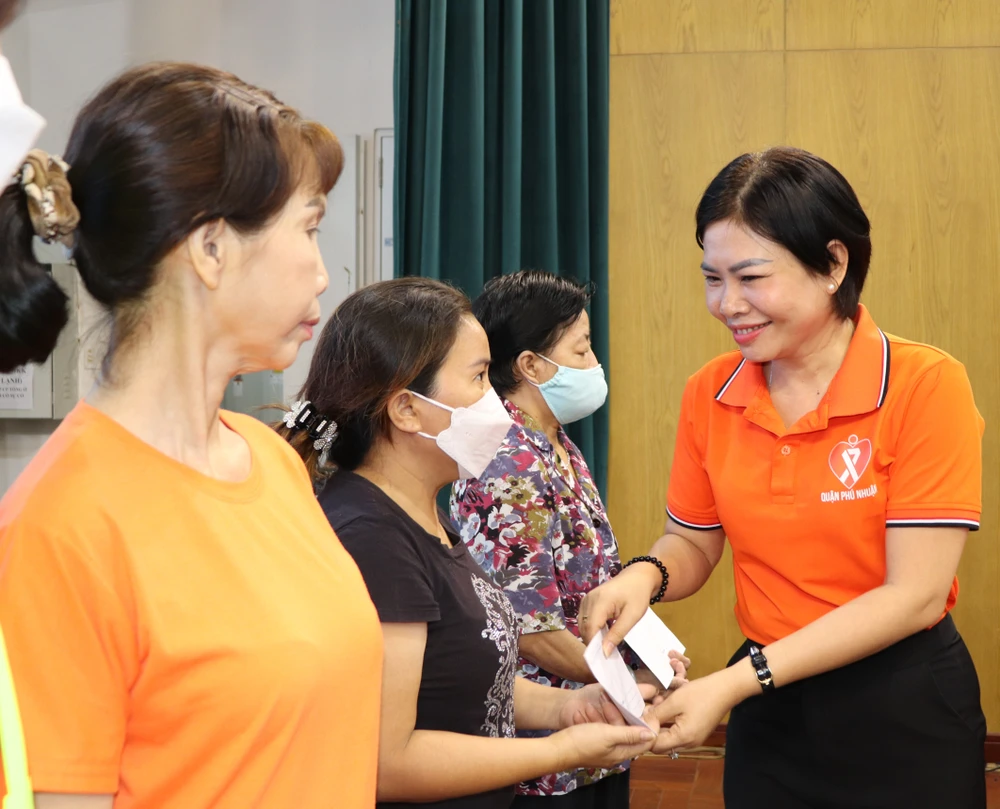 Phó Chủ tịch UBND quận Phú Nhuận Nguyễn Thị Kiều Nhi trao quà phụ nữ khó khăn