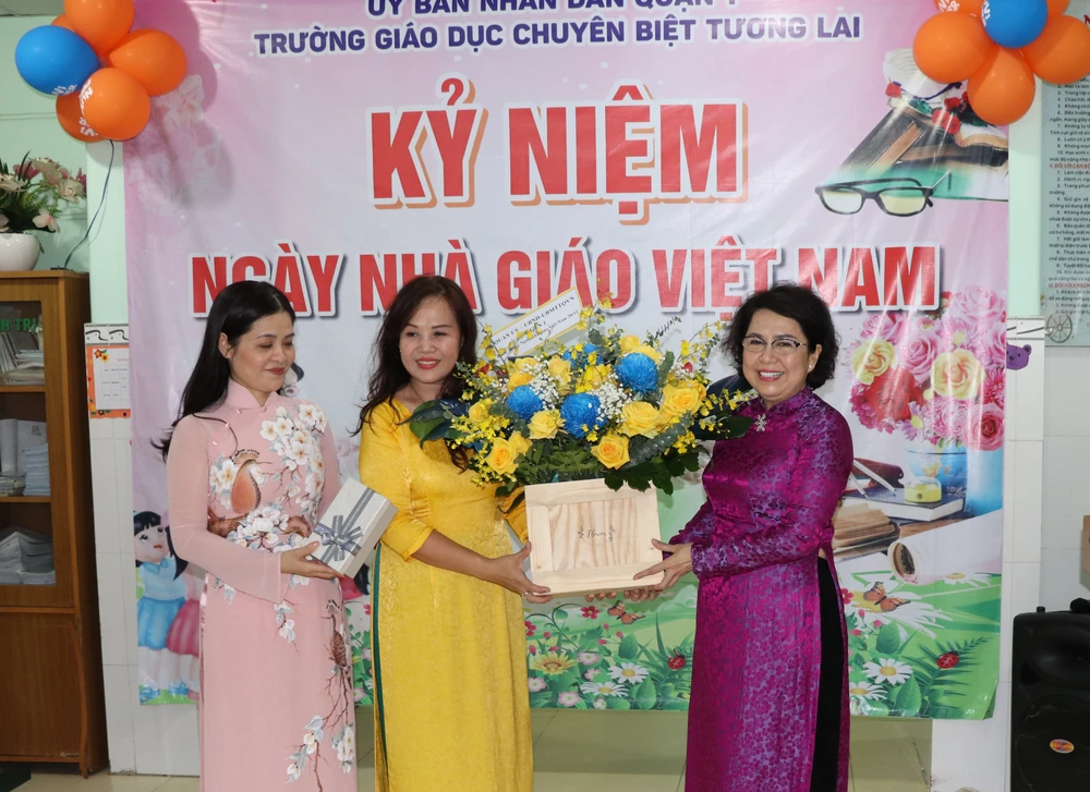Bí thư Quận ủy quận 1 Tô Thị Bích Châu tặng hoa chúc mừng giáo viên tại Trường Giáo dục chuyên biệt Tương Lai