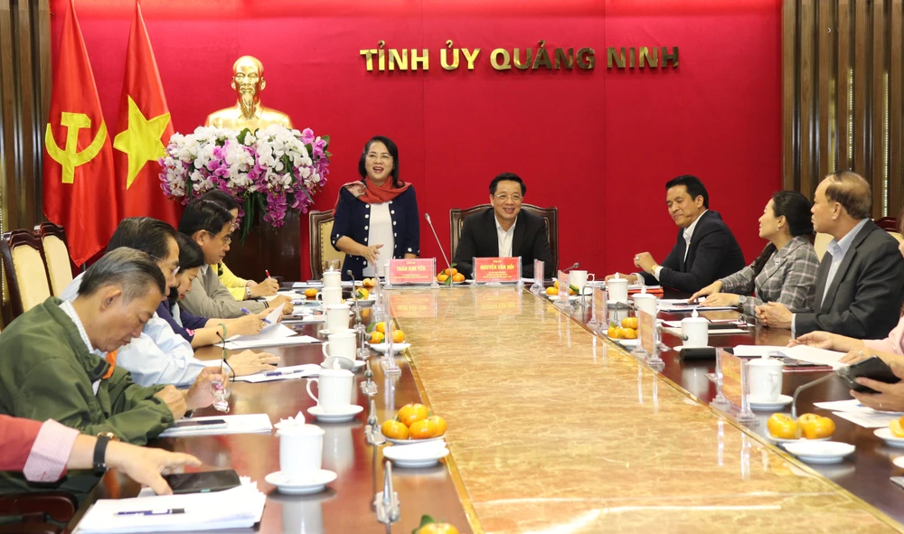 Chủ tịch Ủy ban MTTQ Việt Nam TPHCM Trần Kim Yến trao đổi tại buổi làm việc tại tỉnh Quảng Ninh