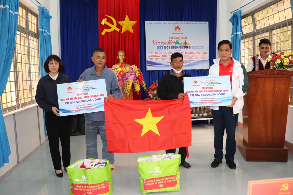 Phó Trưởng Ban Dân vận Thành ủy TPHCM Ngô Văn Luận trao nhà dân vận khéo đến người dân khó khăn tại xã Rờ Kơi