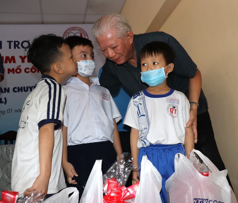 Chủ tịch Hội Bảo trợ Bệnh nhân nghèo TPHCM thăm hỏi, động viên và trao quà cho trẻ mồ côi do dịch Covid-19