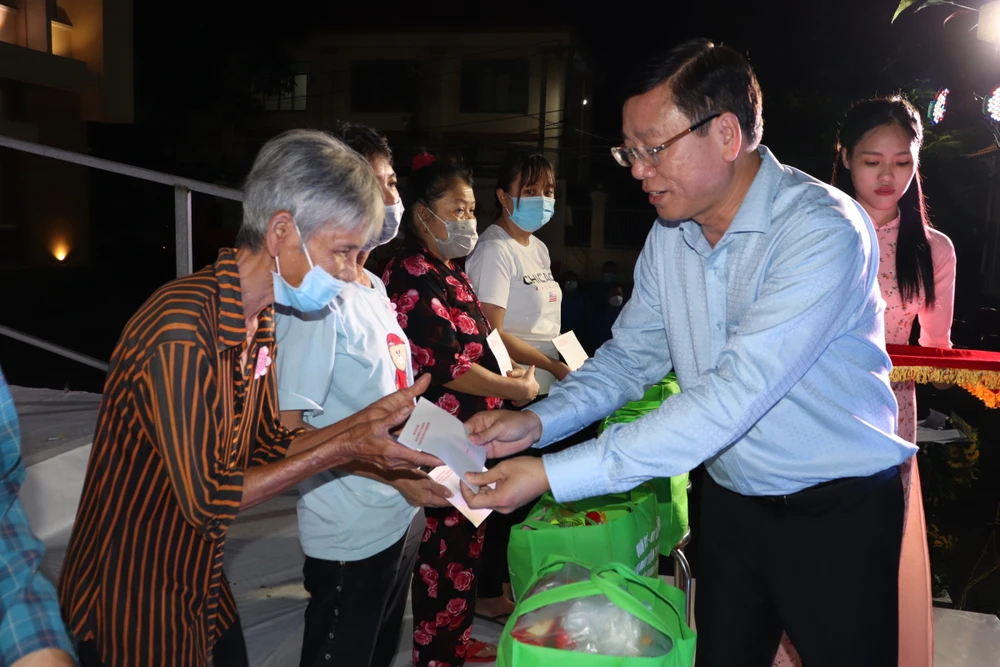 Bí thư Quận ủy quận Bình Thạnh Vũ Ngọc Tuất trao quà đến hộ nghèo