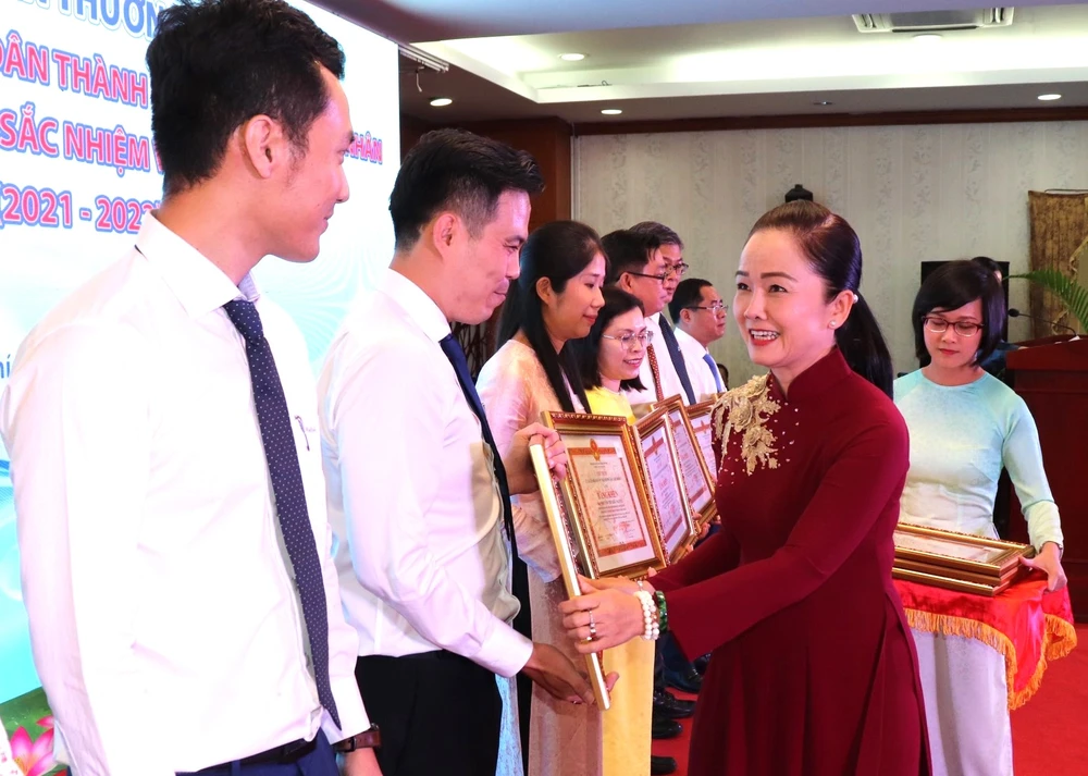 Phó Giám đốc Sở Nội vụ, Trưởng Ban Thi đua khen thưởng TPHCM Ngô Thị Hoàng Các trao bằng khen đến tập thể, cá nhân
