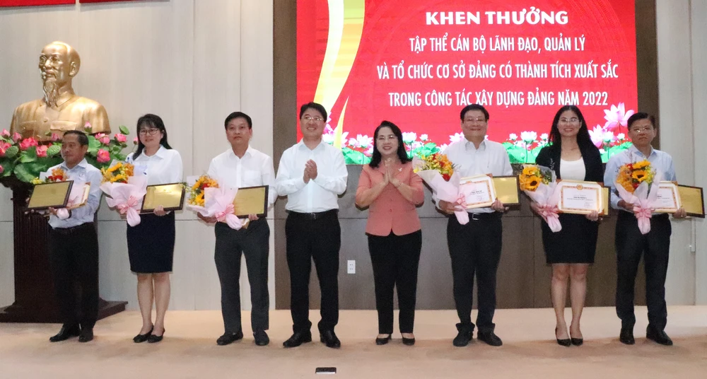 Chủ tịch Ủy ban MTTQ Việt Nam TPHCM Trần Kim Yến biểu dương các tập thể, cá nhân tiêu biểu