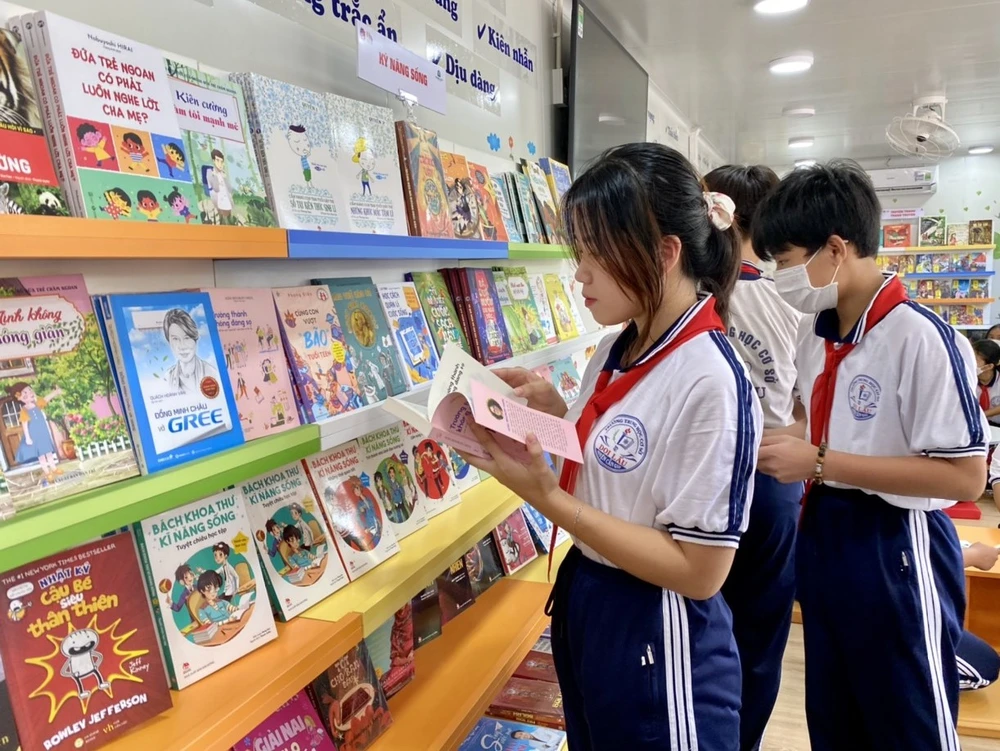 Học sinh Trường THCS Doi Lầu vui mừng khi được đọc sách trong thư viện khang trang, mát mẻ và nhiều đầu sách