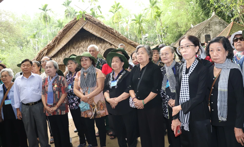 Đoàn đại biểu cựu tù chính trị và tù binh TPHCM nghe thuyết minh về tuổi thơ Chủ tịch Hồ Chí Minh ngay quê Ngoại ở làng Hoàng Trù