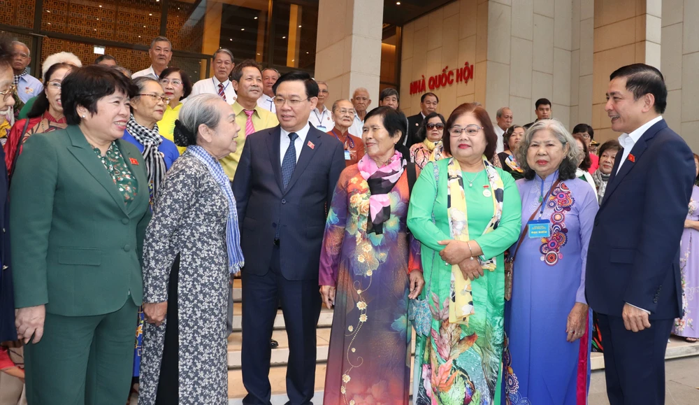 Chủ tịch Quốc hội Vương Đình Huệ thăm hỏi các cựu tù chính trị và tù binh TPHCM tại buổi gặp mặt