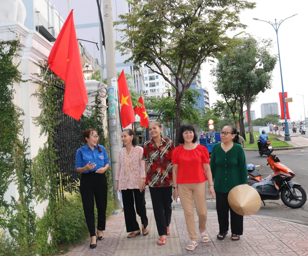 Người dân và đoàn viên phường 2, quận 4 đi bên "Đường cờ Tổ quốc" trên đường Bến Vân Đồn 
