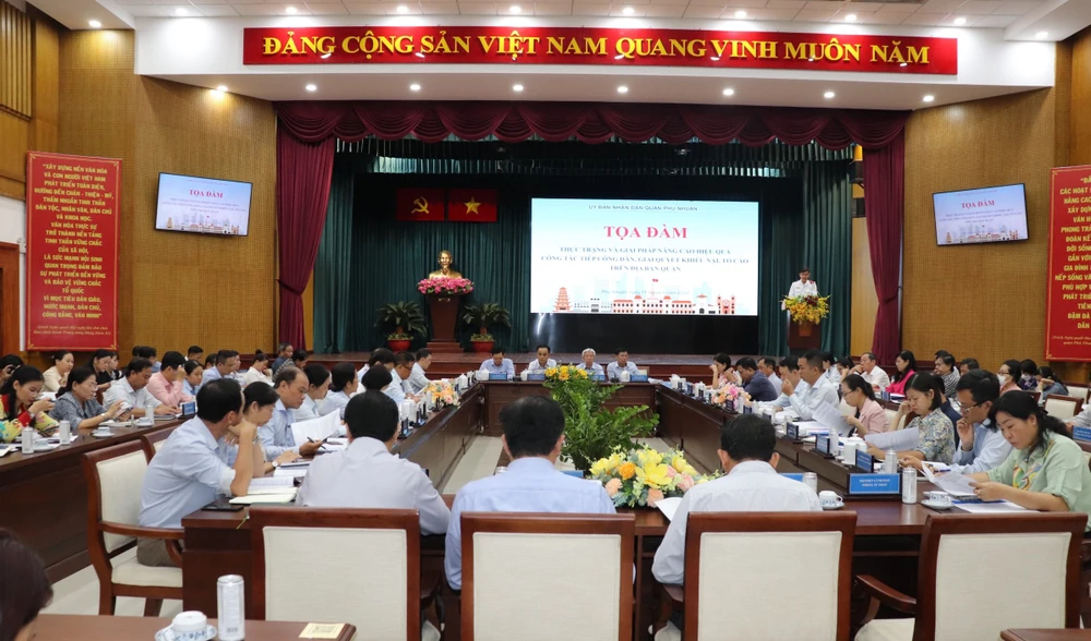 Các đại biểu tham gia buổi tọa đàm do UBND quận Phú Nhuận tổ chức