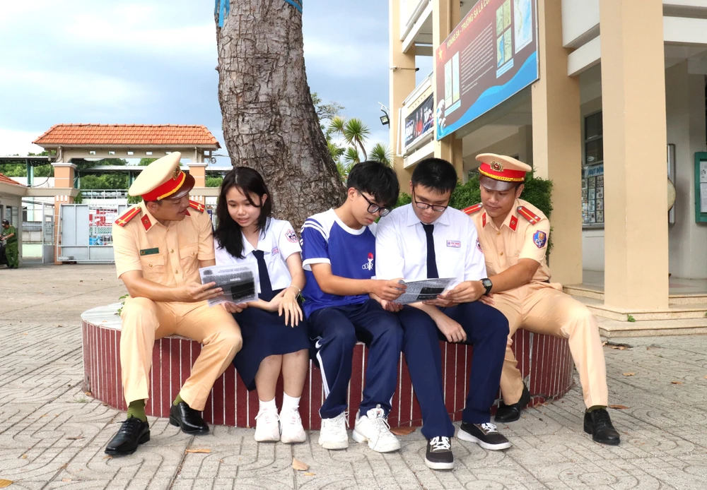 CSGT quận Phú Nhuận hướng dẫn an toàn tham gia giao thông đến học sinh Trường THPT Phú Nhuận 