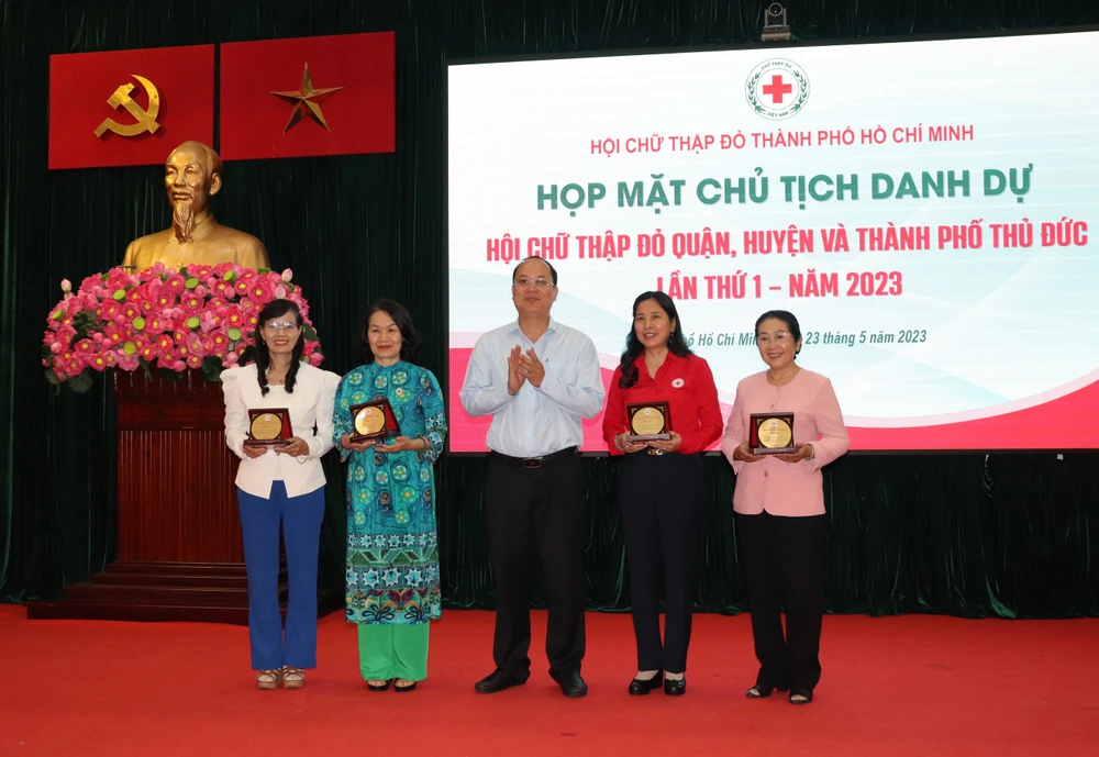 Phó Bí thư Thành ủy TPHCM Nguyễn Hồ Hải trao biểu trưng lưu niệm đến các đồng chí dự buổi họp mặt