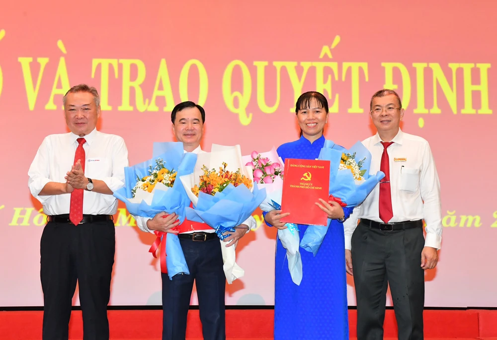 Phó Bí thư Thành ủy TPHCM Nguyễn Hồ Hải trao quyết định đến các đồng chí tại Tổng Công ty Điện lực TPHCM. Ảnh: VIỆT DŨNG