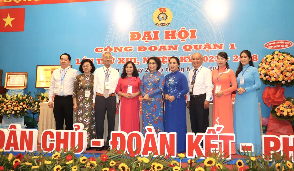 Đồng chí Trần Kim Yến, đồng chí Tô Thị Bích Châu chúc mừng Đại hội Công đoàn quận 1