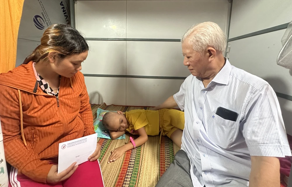  Chủ tịch Hội Bảo trợ bệnh nhân nghèo TPHCM Trần Thành Long thăm hỏi, tặng quà trẻ mắc ung thư