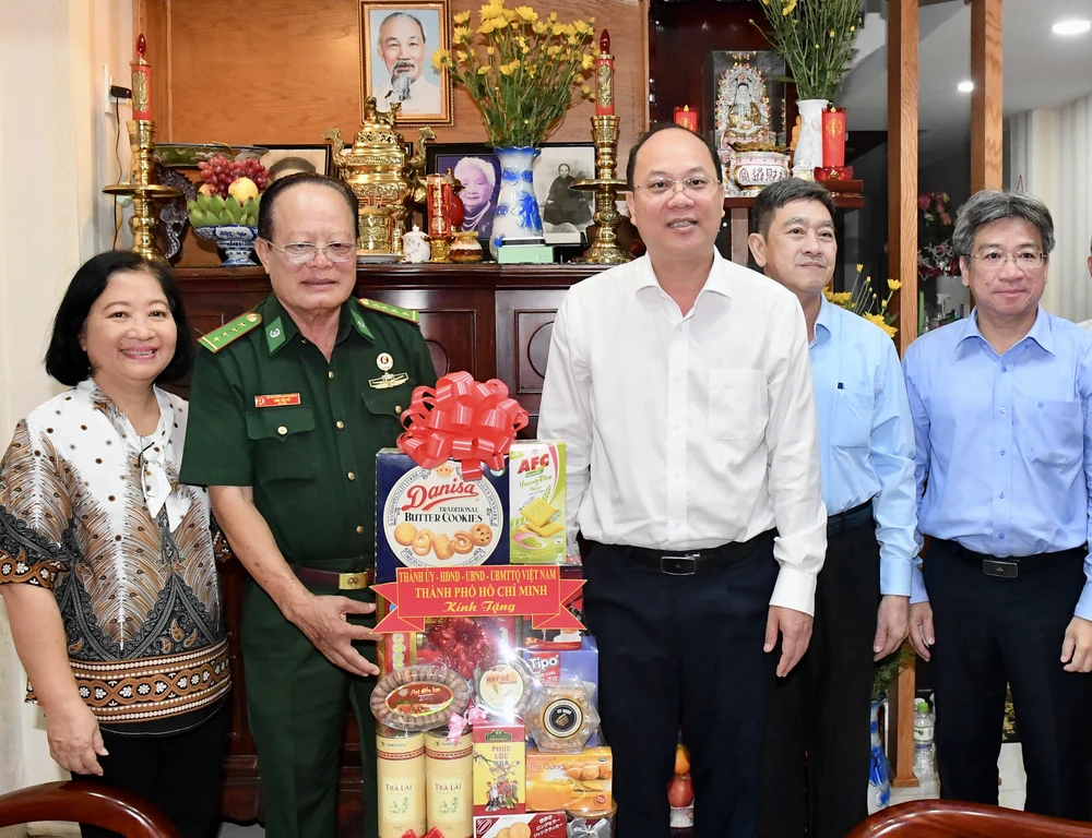 Phó Bí thư Thành ủy TPHCM Nguyễn Hồ Hải thăm thương binh Lâm Văn Vô. Ảnh: VIỆT DŨNG