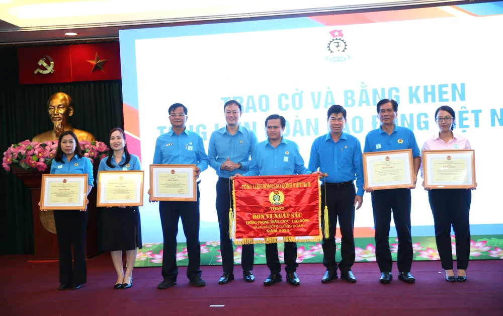 Các tập thể, cá nhân được nhận Bằng khen và Cờ thi đua của Tổng Liên đoàn Lao động Việt Nam