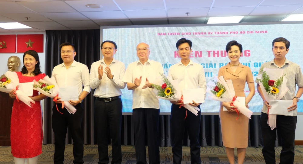 Trưởng Ban Tuyên giáo Thành ủy TPHCM Phan Nguyễn Như Khuê chúc mừng các tác giả, nhóm tác giả được khen thưởng bổ sung