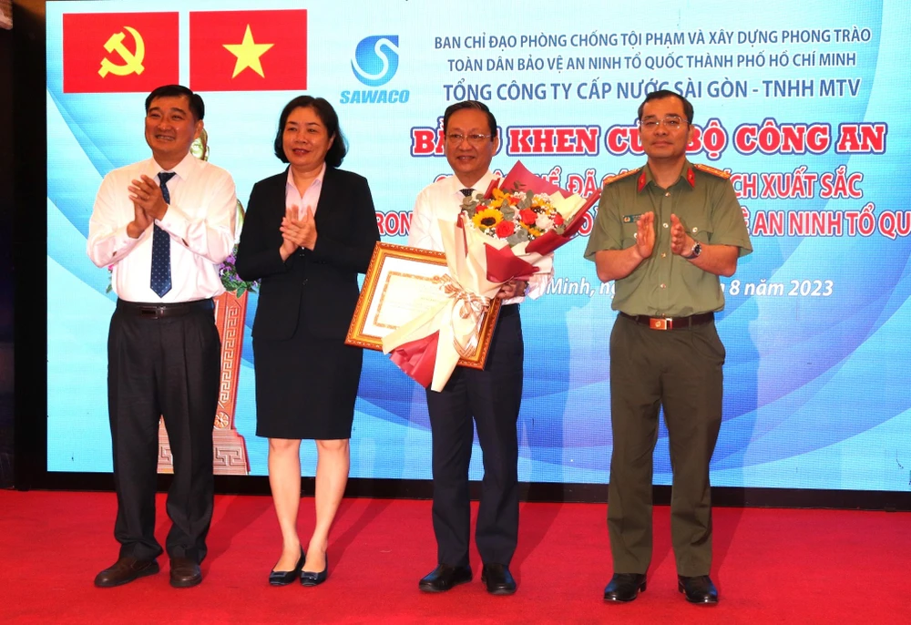 Phó Giám đốc Công an TPHCM Lê Quang Đạo trao Bằng khen của Bộ Công an đến tập thể Tổng Công ty Cấp nước Sài Gòn