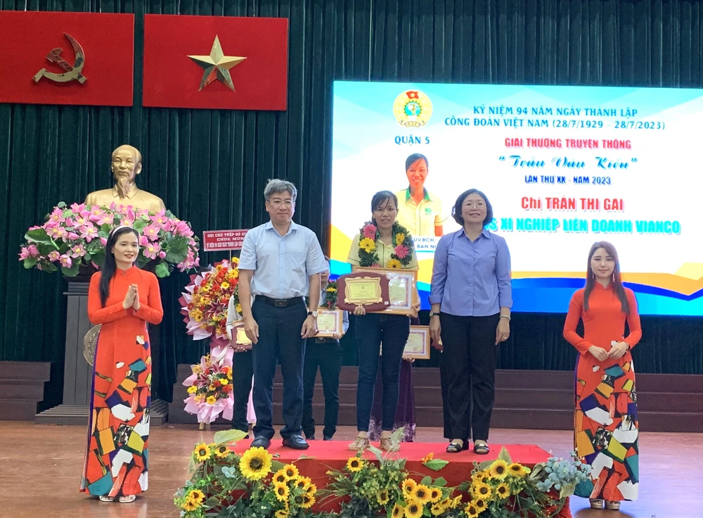 Bí thư Quận ủy quận 5 Huỳnh Ngọc Nữ Phương Hồng chúc mừng cá nhân đoạt Giải thưởng Trần Văn Kiểu lần thứ 20