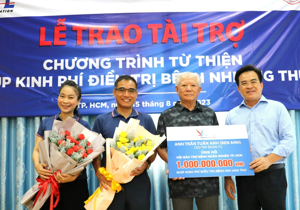 Ông Trần Thành Long, Chủ Tịch Hội Bảo trợ bệnh nhân nghèo TPHCM tiếp nhận 1 tỷ đồng hỗ trợ chương trình "Hỗ trợ bệnh nhi ung thư"