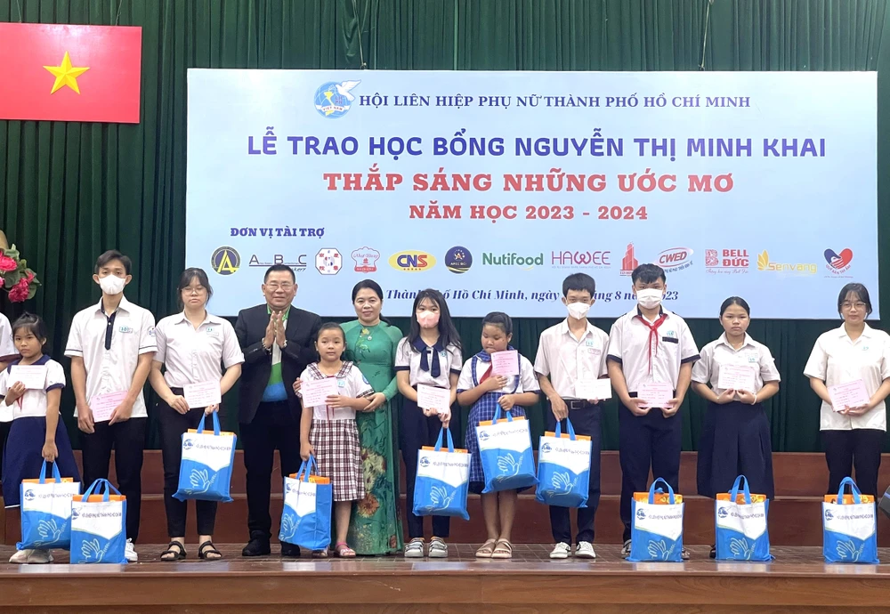 Chủ tịch Hội LHPN TPHCM Nguyễn Trần Phượng Trân trao học bổng Nguyễn Thị Minh Khai đến các em học sinh hoàn cảnh khó khăn, học tốt