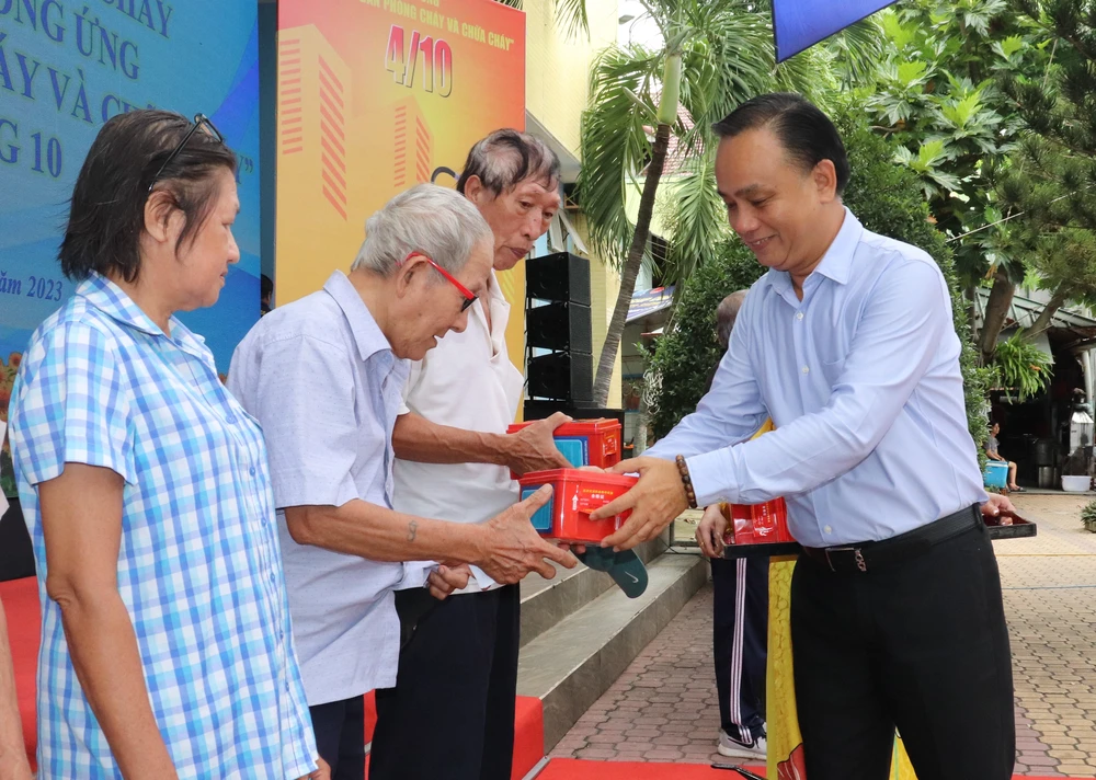 Chủ tịch UBND quận Phú Nhuận Nguyễn Đông Tùng tặng bình chữa cháy đến người dân