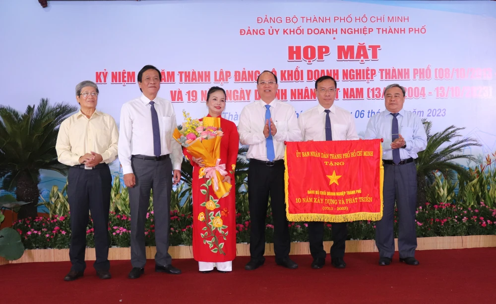 Phó Bí thư Thành ủy TPHCM Nguyễn Hồ Hải trao cờ truyền thống của UBND TPHCM đến Đảng ủy Khối Doanh nghiệp TPHCM