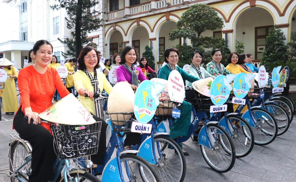 Đồng chí Trần Kim Yến và đồng chí Tô Thị Bích Châu đạp xe hưởng ứng “Tháng cùng phụ nữ hành động” lần 1 năm 2023