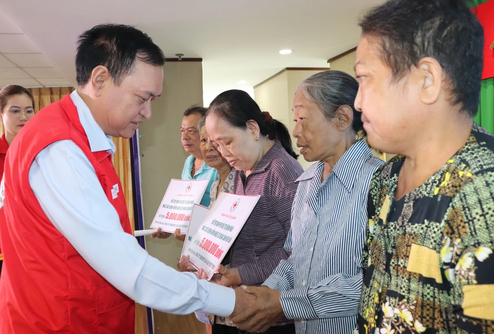 Chủ tịch Hội Chữ thập đỏ TPHCM Trần Trường Sơn trao hỗ trợ và động viên người mắc bệnh hiểm nghèo