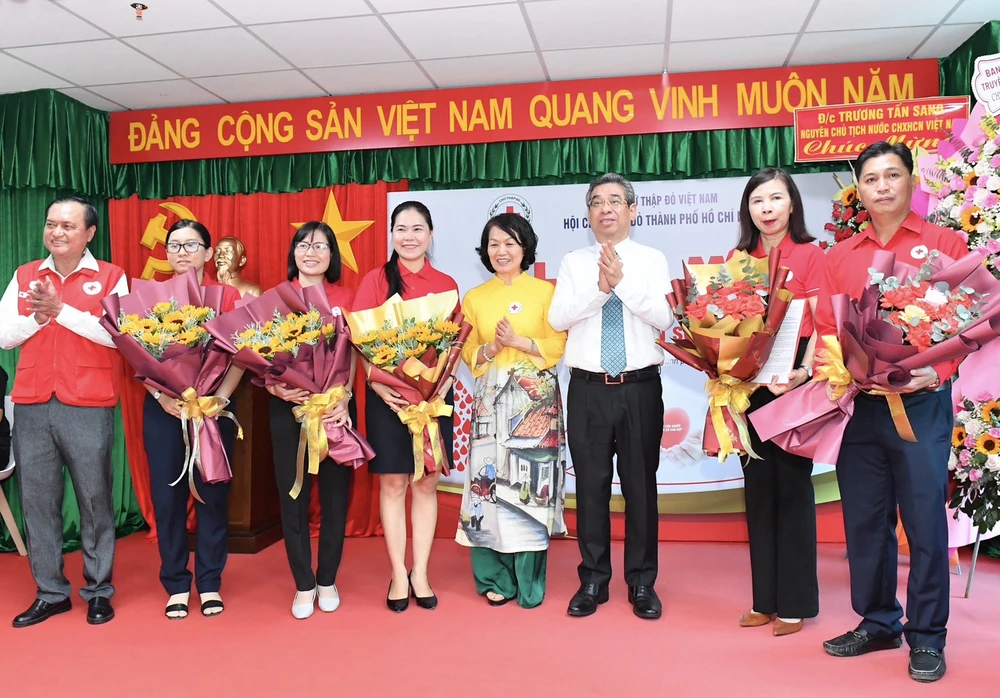 Đồng chí Bùi Thị Hòa và đồng chí Nguyễn Phước Lộc tặng hoa chúc mừng ra mắt điểm hiến máu cố định tại số 466 Nguyễn Thị Minh Khai (quận 3). Ảnh: VIỆT DŨNG