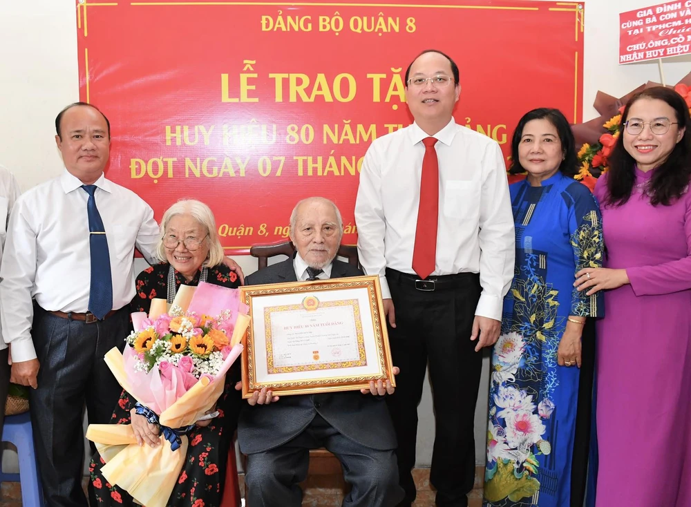 Phó Bí thư Thành ủy TPHCM Nguyễn Hồ Hải chúc mừng và trao Huy hiệu 80 năm tuổi Đảng cho đồng chí Nguyễn Duy Thi. Ảnh: VIỆT DŨNG