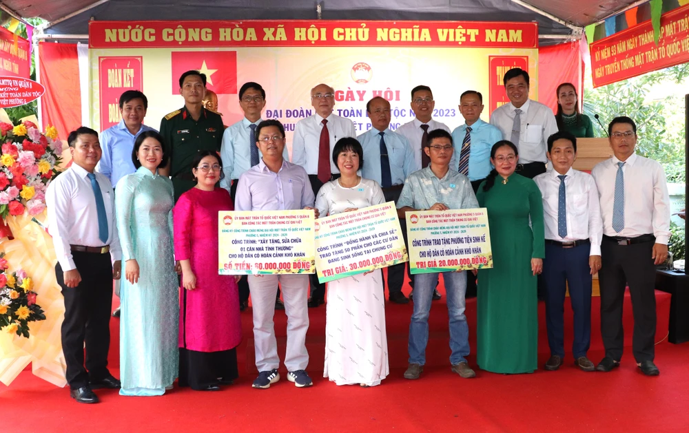 Ban công tác Mặt trận cụm chung cư Giai Việt đăng ký công trình chăm lo người dân khó khăn tại ngày hội