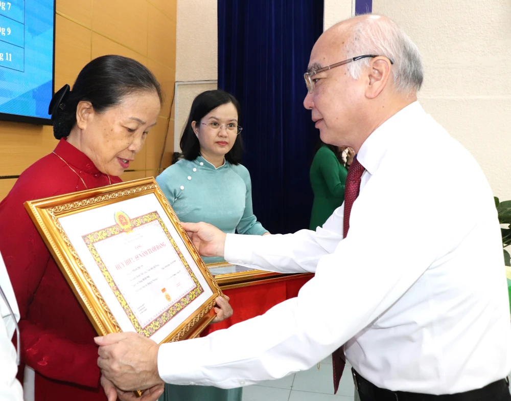 Trưởng Ban Tuyên giáo Thành ủy TPHCM Phan Nguyễn Như Khuê trao Huy hiệu 55 tuổi Đảng đến đảng viên tại quận 8
