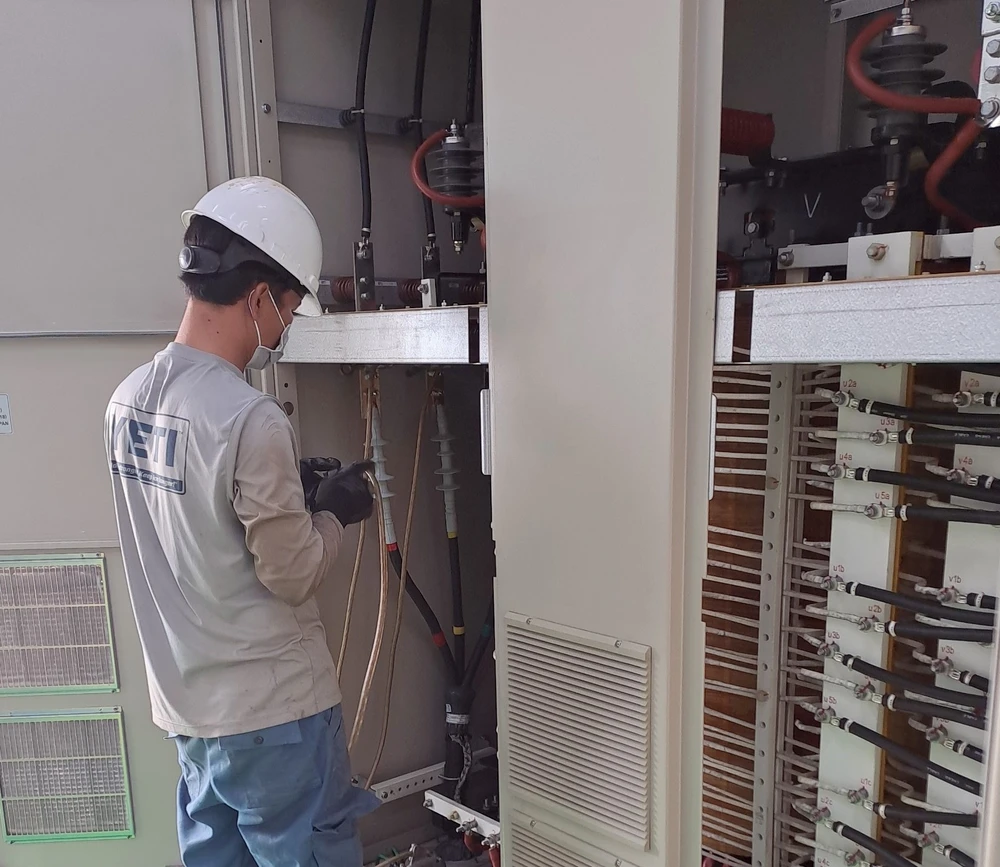 Công nhân Nhà máy nước BOO Thủ Đức kiểm tra hệ thống tủ điện trung thế và hạ thế 