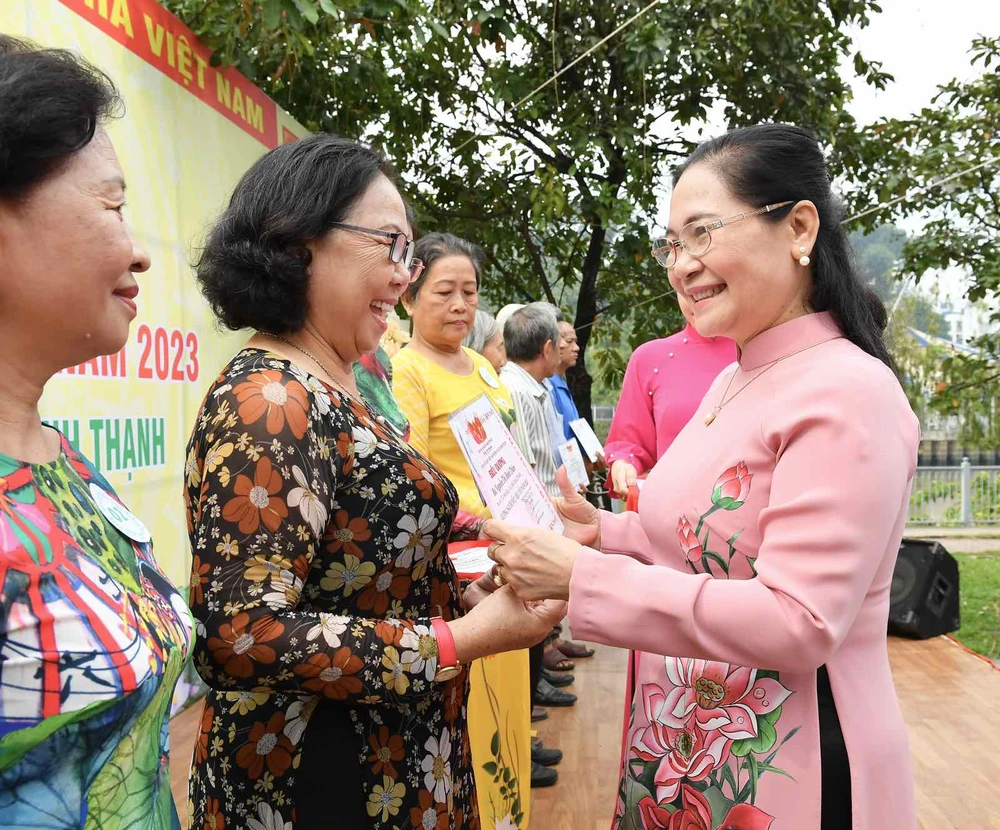 Đồng chí Nguyễn Thị Lệ, Phó Bí thư Thành ủy, Chủ tịch HĐND TPHCM biểu dương gương "Người tốt - Việc tốt" tại khu phố 3. Ảnh: VIỆT DŨNG