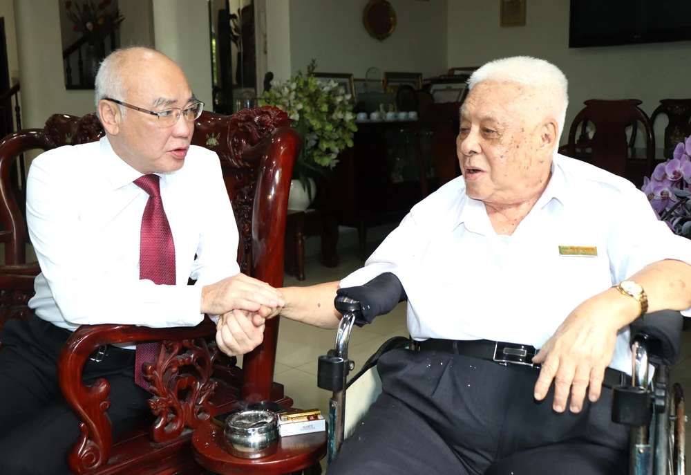 Trưởng Ban Tuyên giáo Thành ủy TPHCM Phan Nguyễn Như Khuê thăm hỏi sức khỏe Nhà giáo ưu tú, GS-TS Cao Minh Thì