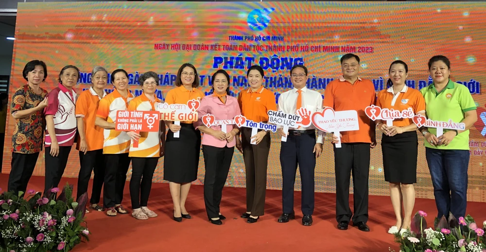 Chủ tịch Ủy ban MTTQ Việt Nam TPHCM Trần Kim Yến cùng các đại biểu tham gia lễ phát động