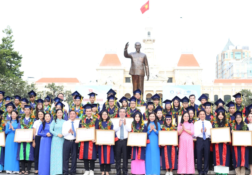 Chủ tịch Hội đồng Đội Trung ương Nguyễn Phạm Duy Trang và Phó Bí thư Thành ủy TPHCM Nguyễn Phước Lộc vinh danh các thủ khoa năm 2023