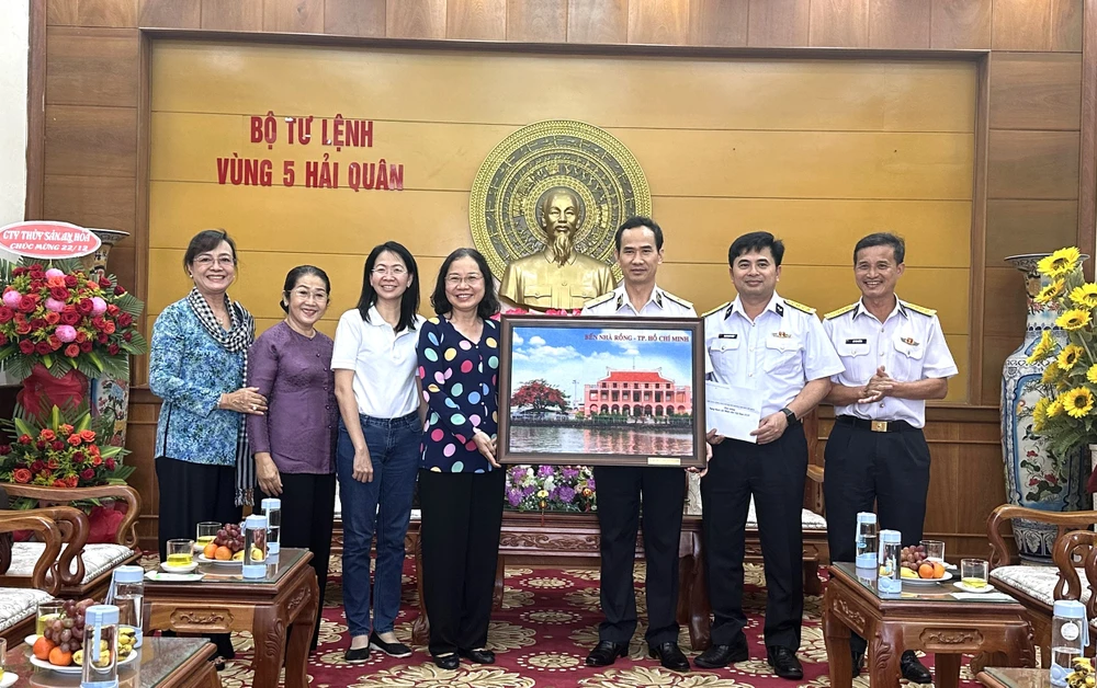 Đoàn công tác Tiểu Ban công tác cán bộ nữ TPHCM thăm, tặng quà cho cán bộ, chiến sĩ Bộ Tư lệnh Vùng 5 Hải quân tại huyện Phú Quốc