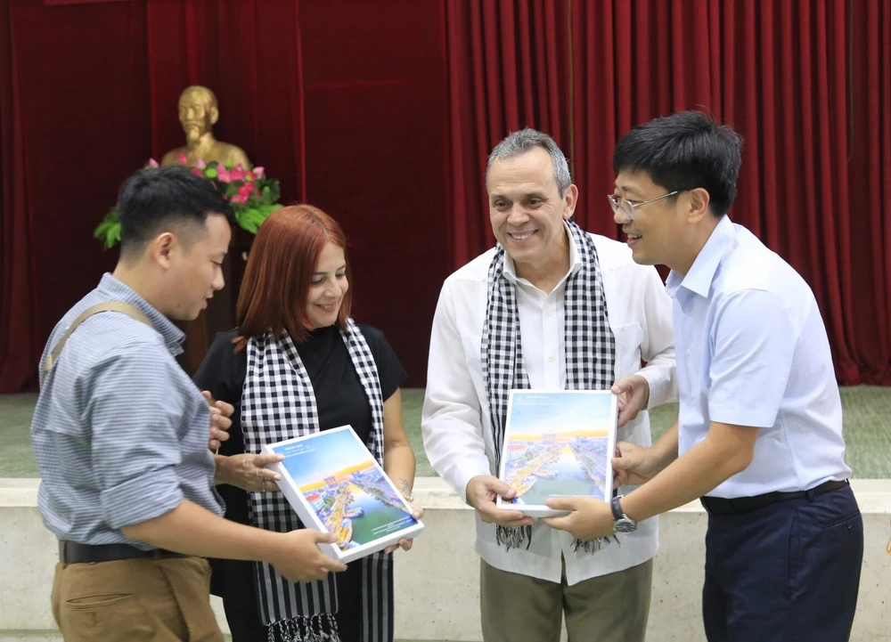 Chủ tịch UBND quận 8 Trần Thanh Tùng trao quà kỷ niệm đến các đại biểu đoàn y tế công cộng Cuba