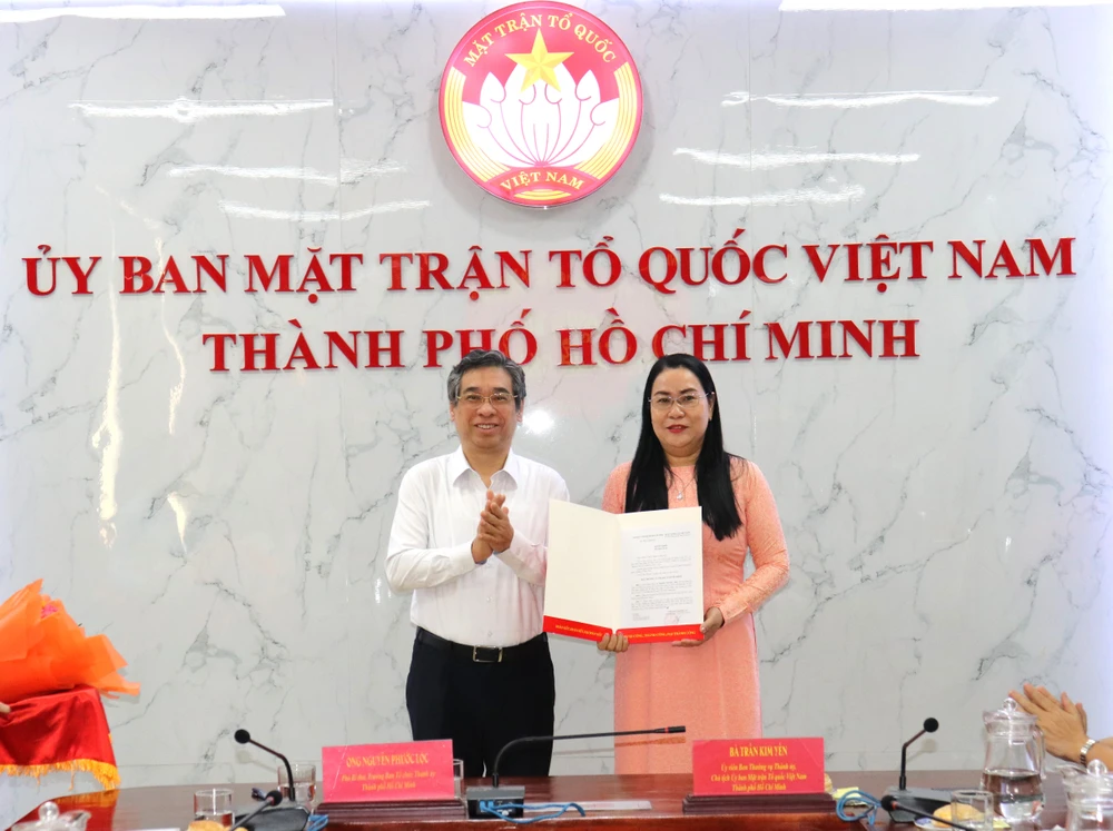 Phó Bí thư Thành ủy, Trưởng Ban Tổ chức Thành ủy TPHCM Nguyễn Phước Lộc trao quyết định cho đồng chí Nguyễn Thị Kim Thúy