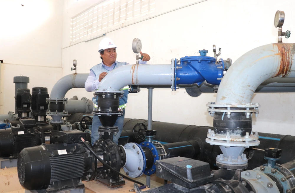 Nhân viên nhà máy nước Thạnh Lộc kiểm tra máy móc tại nhà máy