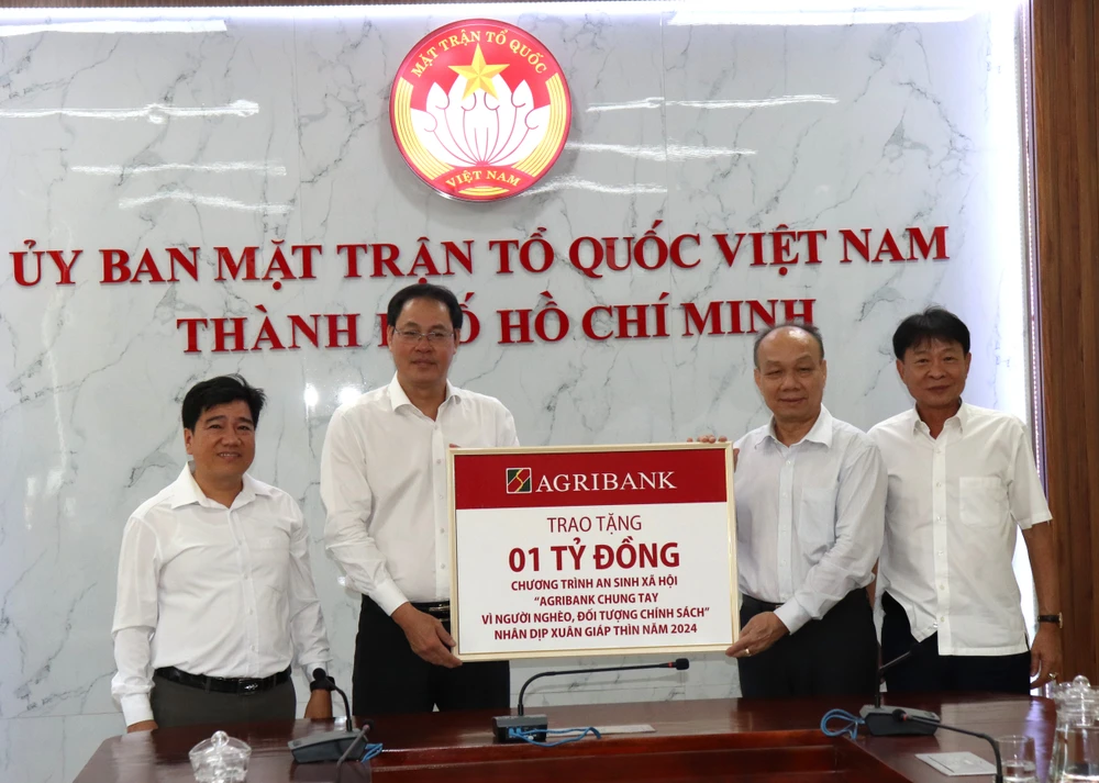 Phó Chủ tịch Thường trực Ủy ban MTTQ Việt Nam TPHCM Nguyễn Thành Trung tiếp nhận ủng hộ 1 tỷ đồng từ đại diện Agribank